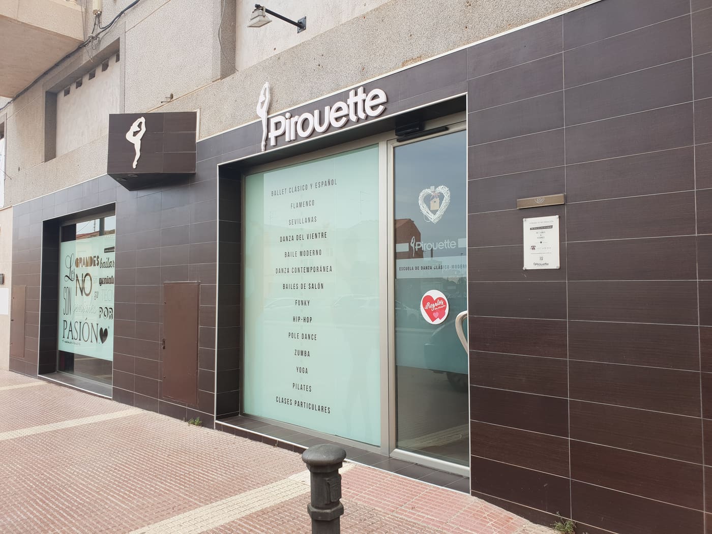 Nuestra fachada en la calle Cervantes